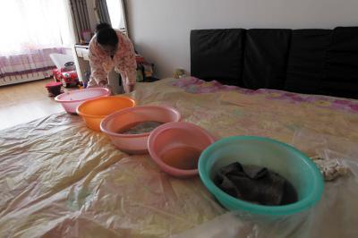 嵊泗楼上漏水，住户失联，小区没物管，业主维权难！律师来支招……